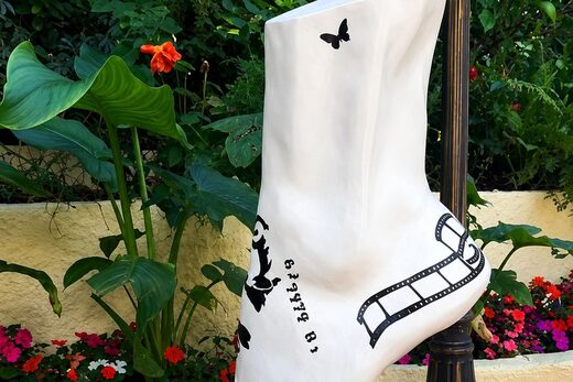 Martine Wehrel expose ses sculptures dans le jardin du Jardin Croisette à Cannes